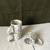 Tasse anse mouchetée bleue