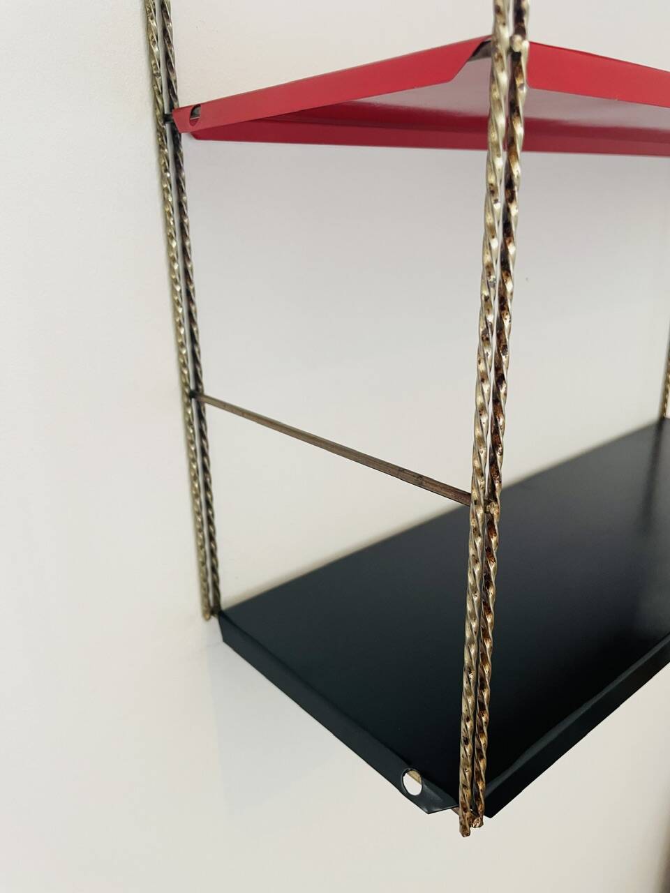 Adjustable wall shelf Mid-Century Modern in brass and metal