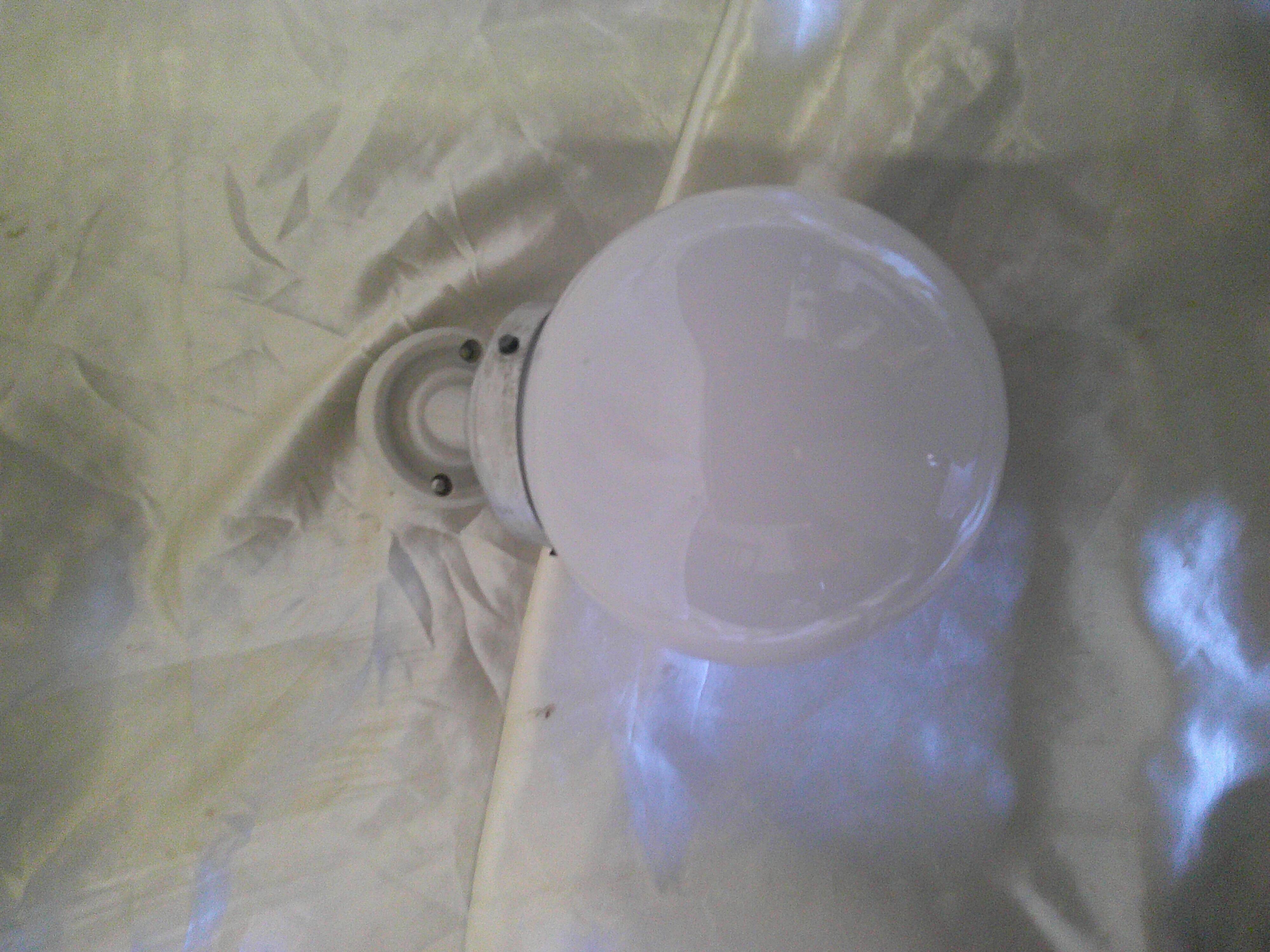Vintage ball wall light in white opaline - Porcelain base - Diameter