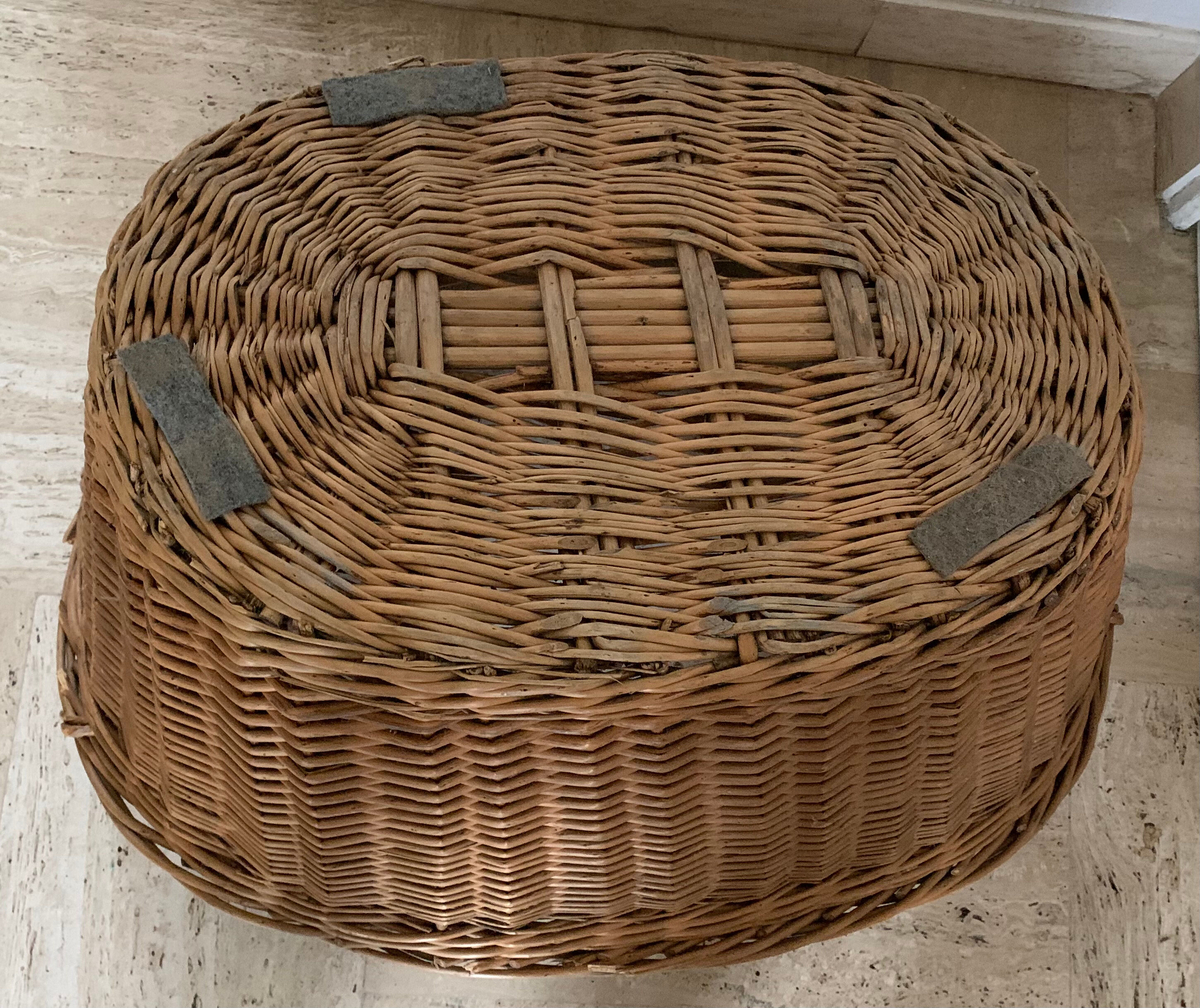 Large wicker clothesline