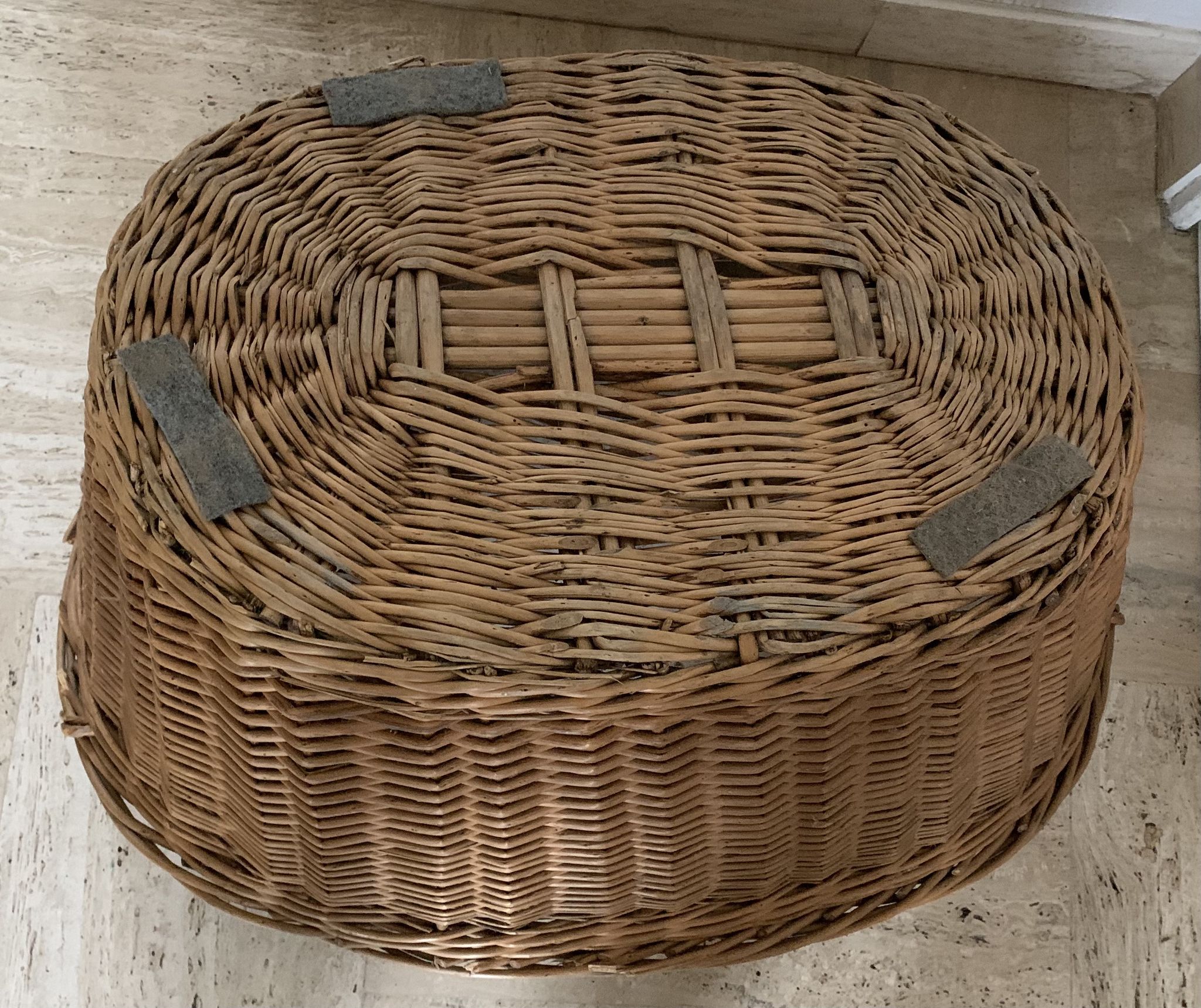 Large wicker clothesline