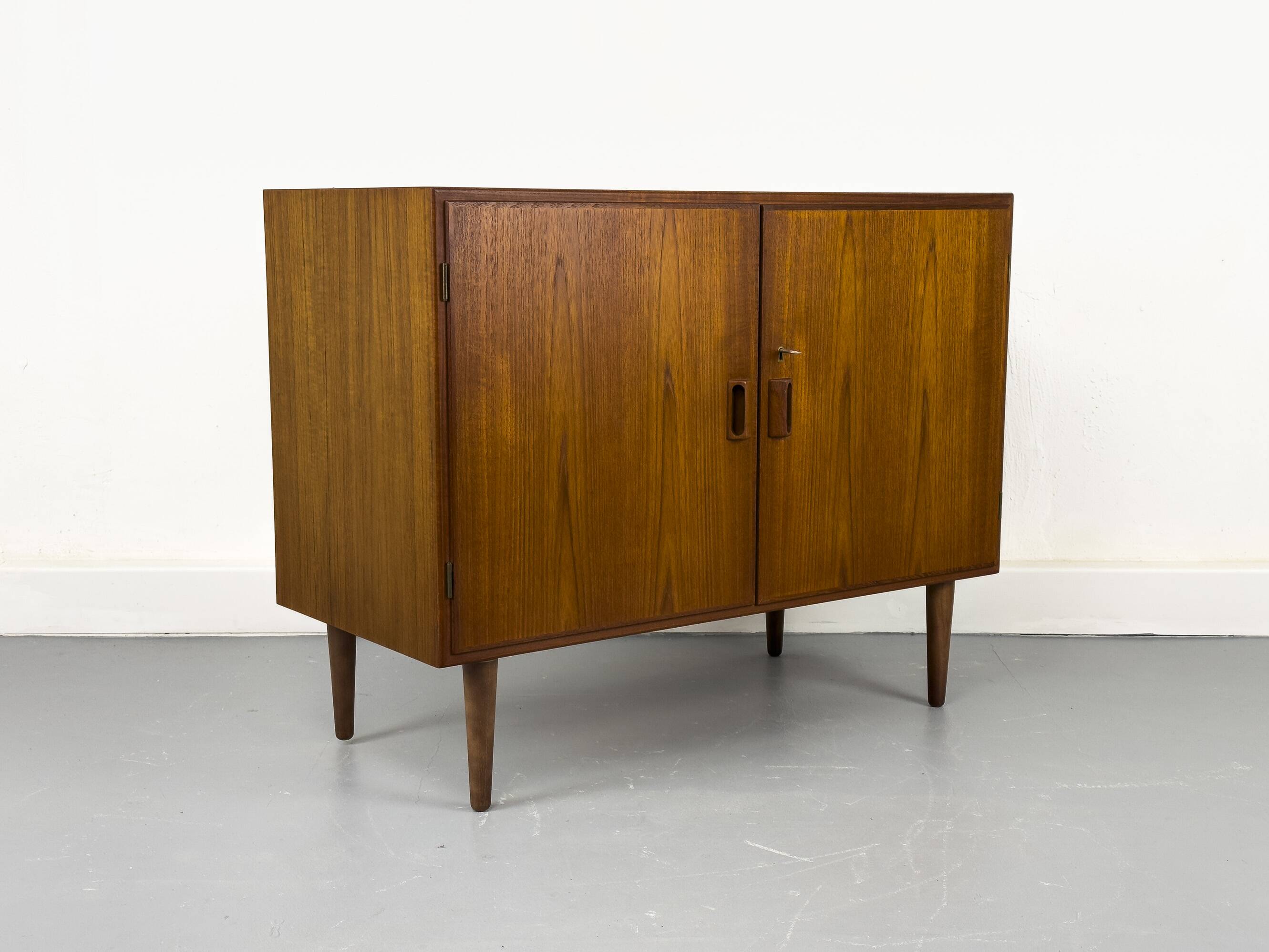Buffet danois en teck par Børge Mogensen pour Søborg Møbelfabrik, années 1960.
