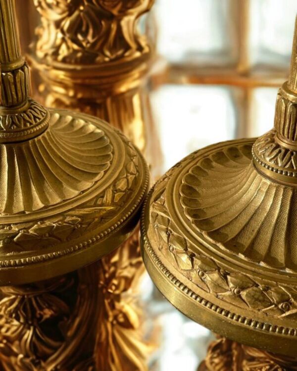 Paire de chandeliers en bronze, style Louis XVI, fin XIXe – début XXe siècle