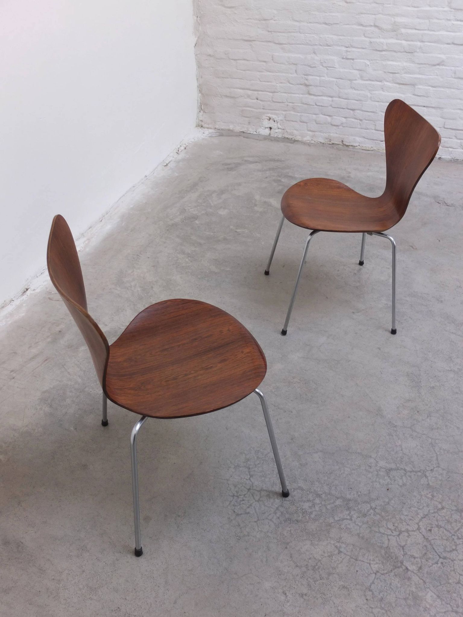 Pair of 'Series 7' chairs in rosewood by Arne Jacobsen for Fritz Hansen, 1955