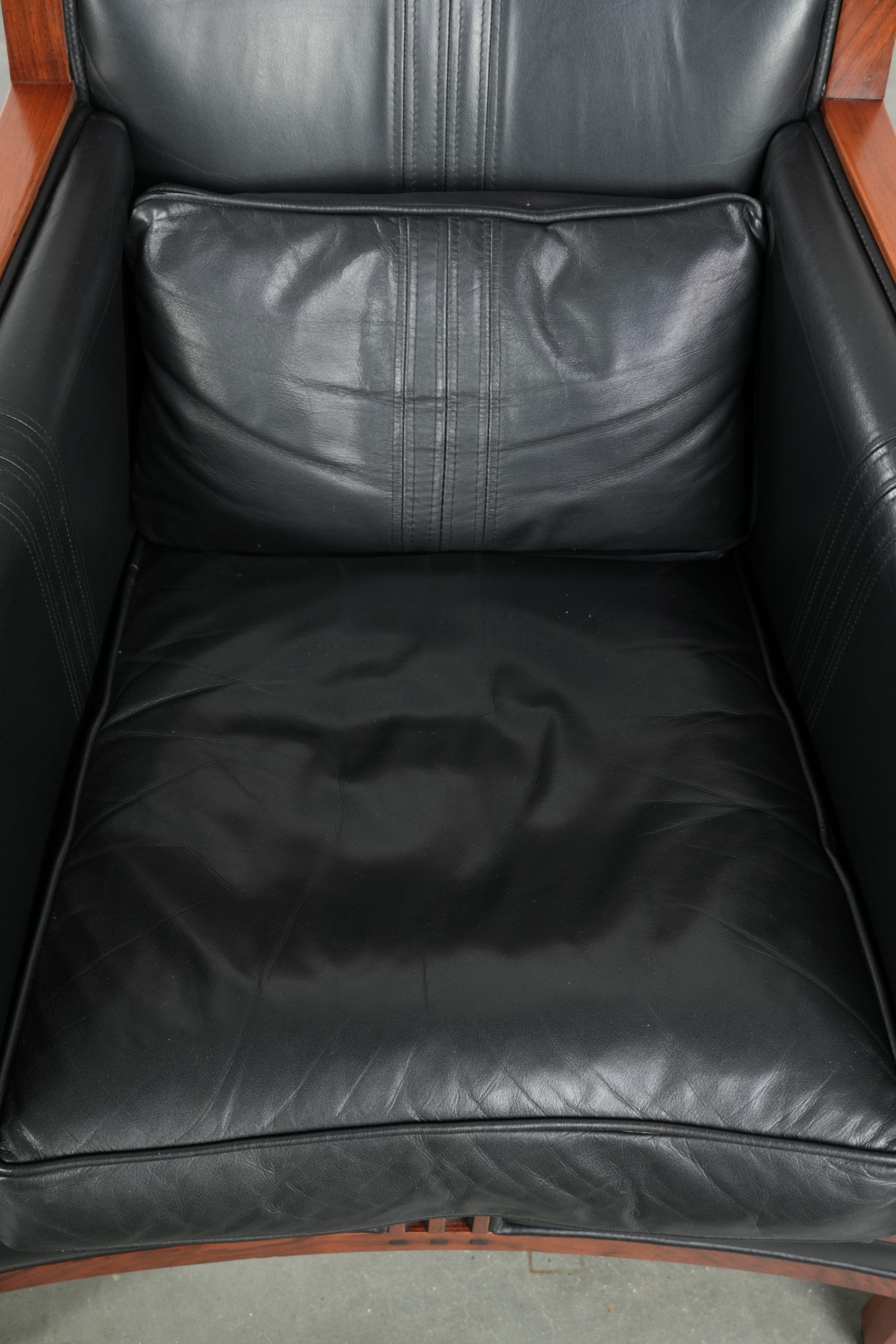 Set of 2 black leather Art Deco design armchairs in good condition