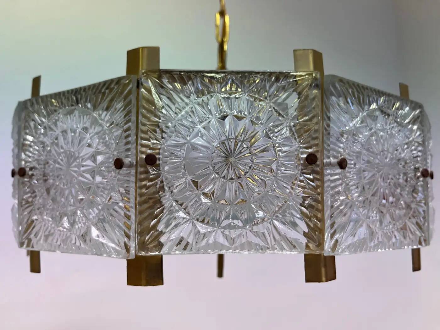 Lustre en verre et laiton de style mid-century, signé Jaroslav Bejvl, Kamenicky Senov, années 1970