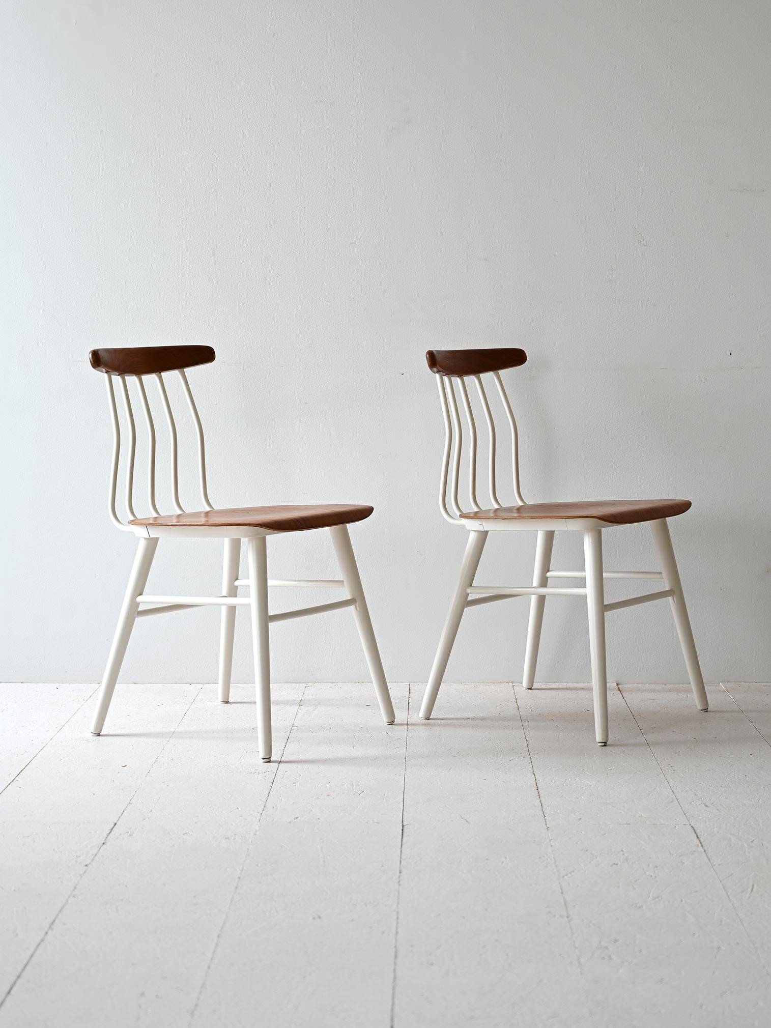Paire de chaises nordiques en bois