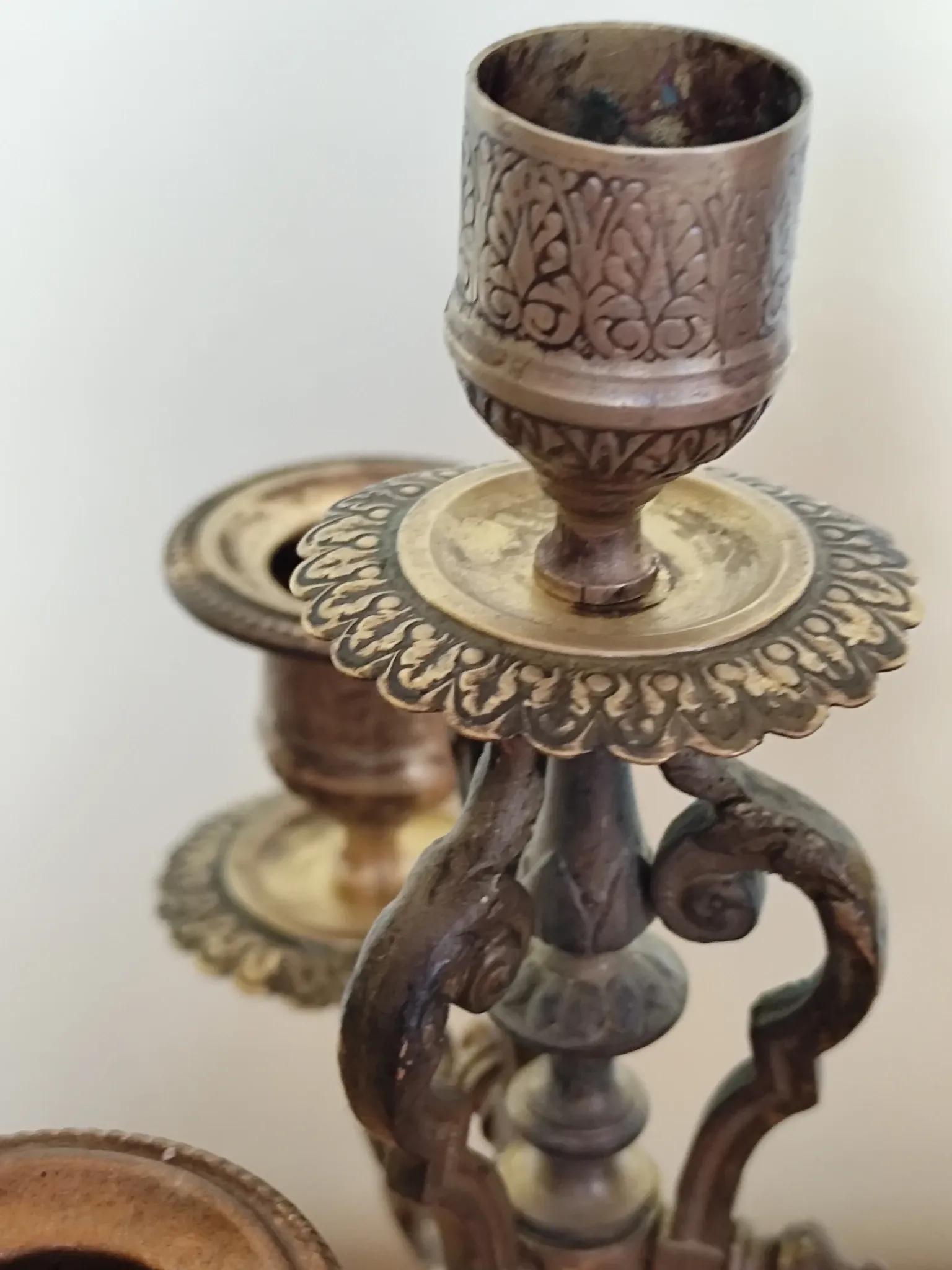 four-light candelabrum in chiselled brass from the 19th century