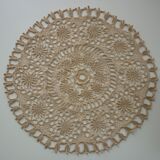 Napperon rond crocheté en coton grège