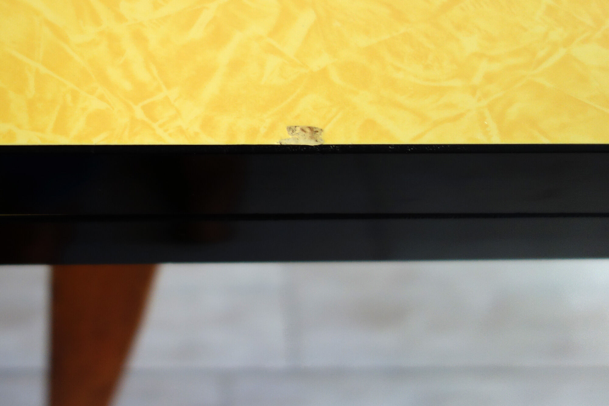 Table formica jaune et pieds bois années 50