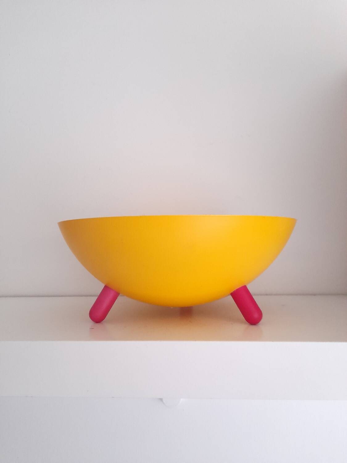Plat tripode postmoderne Ola wihlborg pour ikea