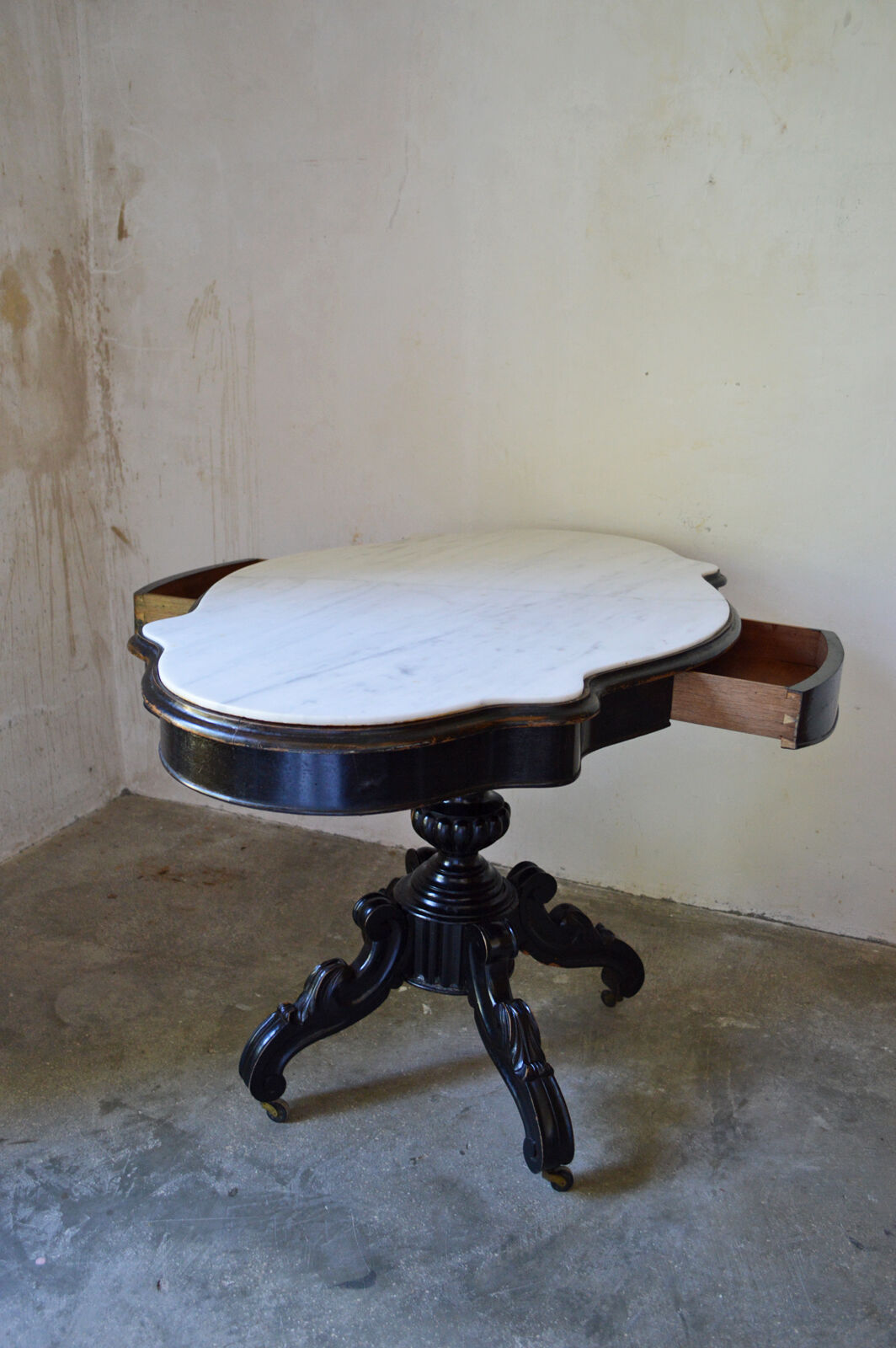 Table violon Napoléon III en bois noirci et marbre blanc, XIXe siècle