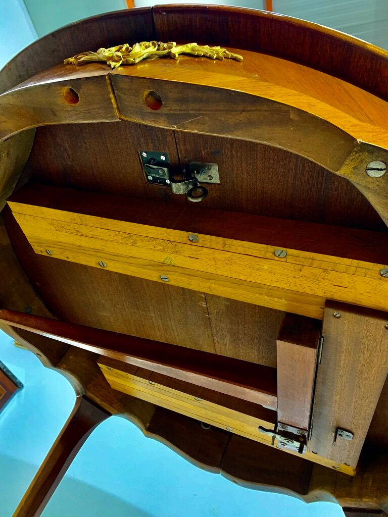 Round table style louis xv, marquetry of rosewood, possibility of extensions.
