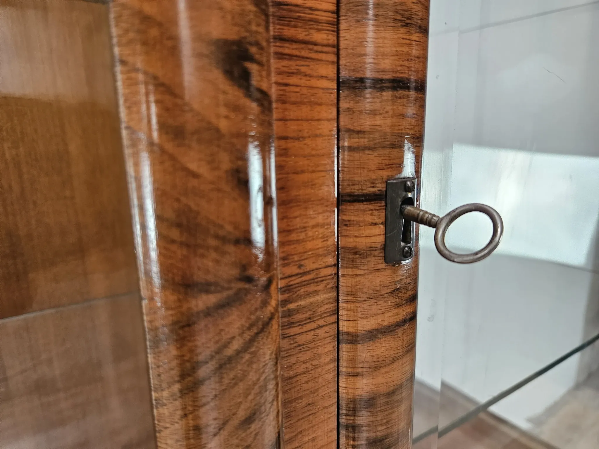 French Art Decò display cabinet from the 1940s in walnut