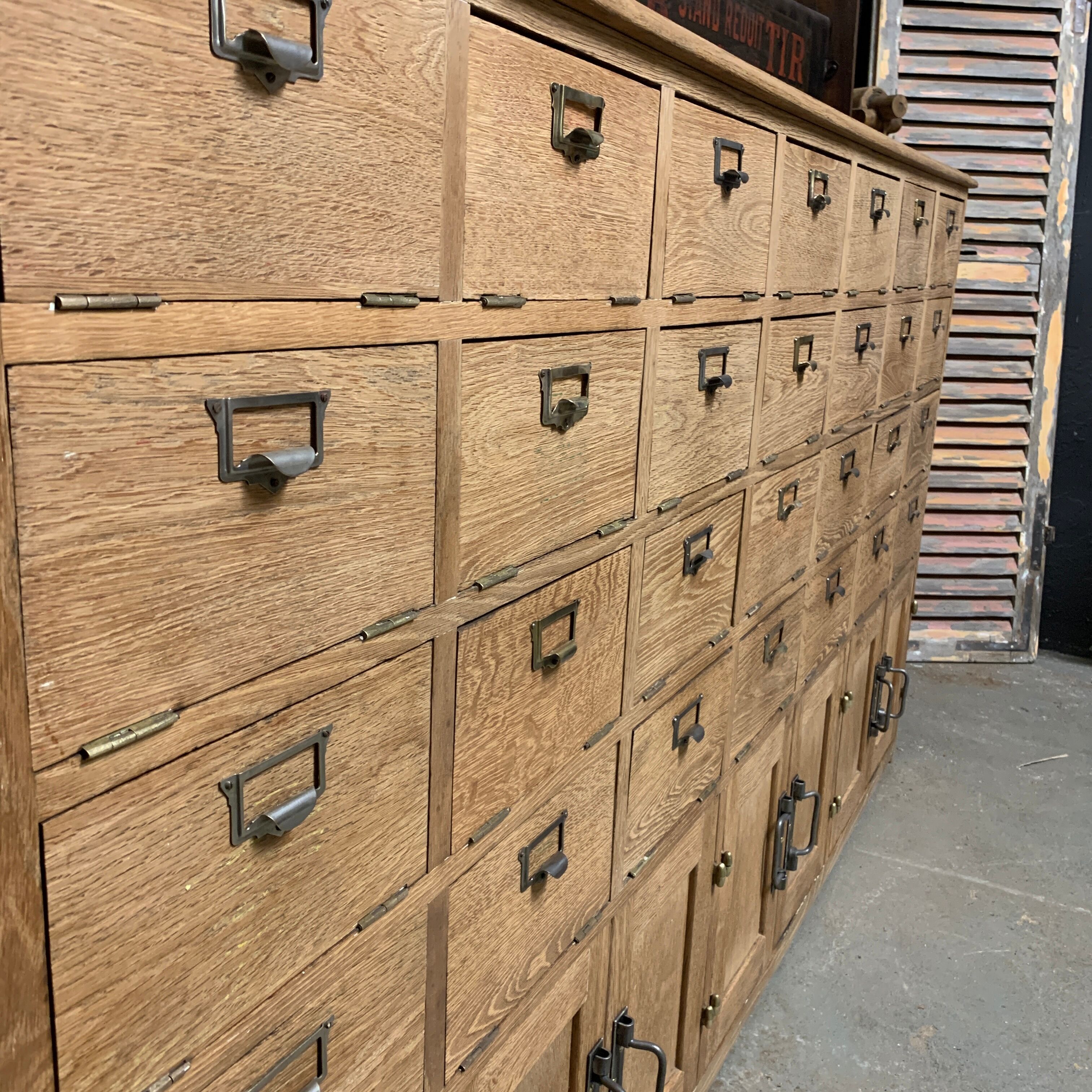 Notary's trade furniture with oak valve