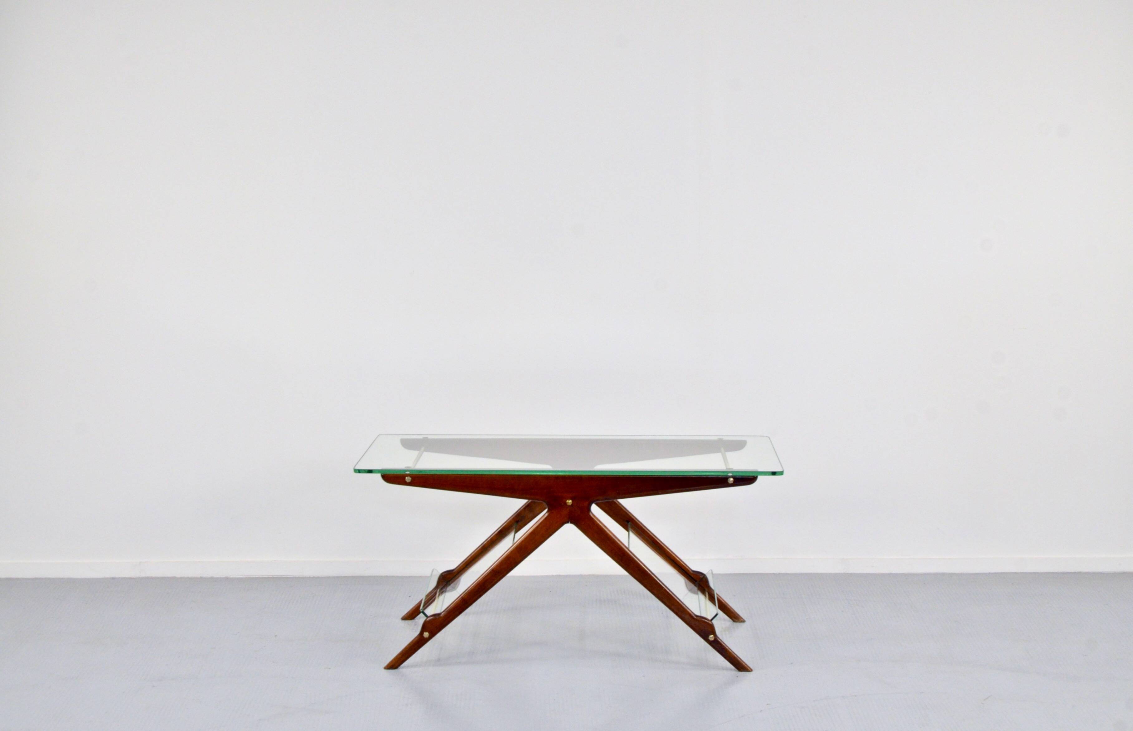 Table basse italienne en acajou, laiton et verre