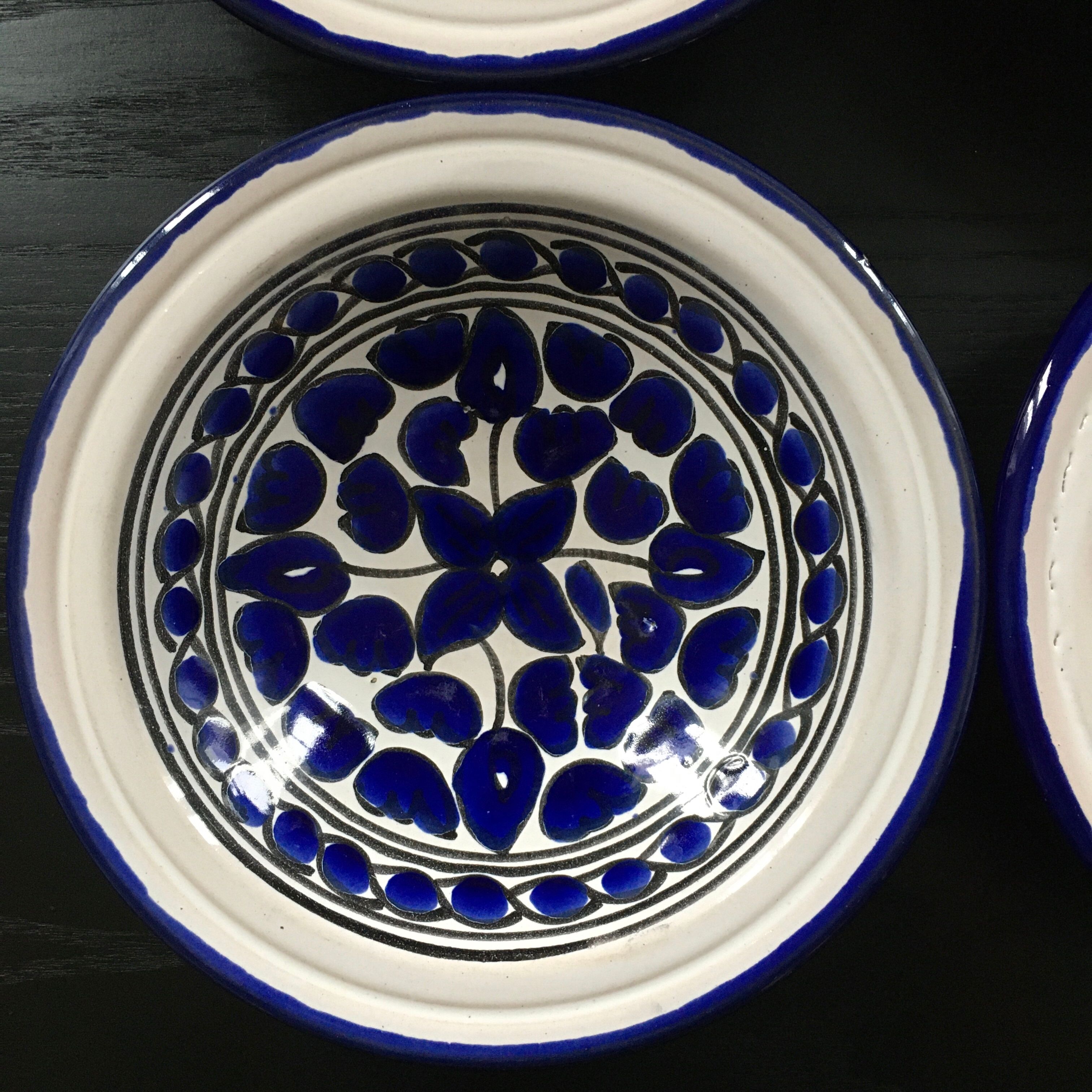 Lot 4 assiettes décor floral bleu