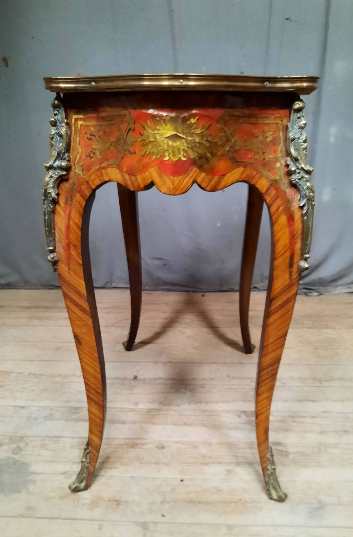 Table  Louis XV  en marqueterie rouge