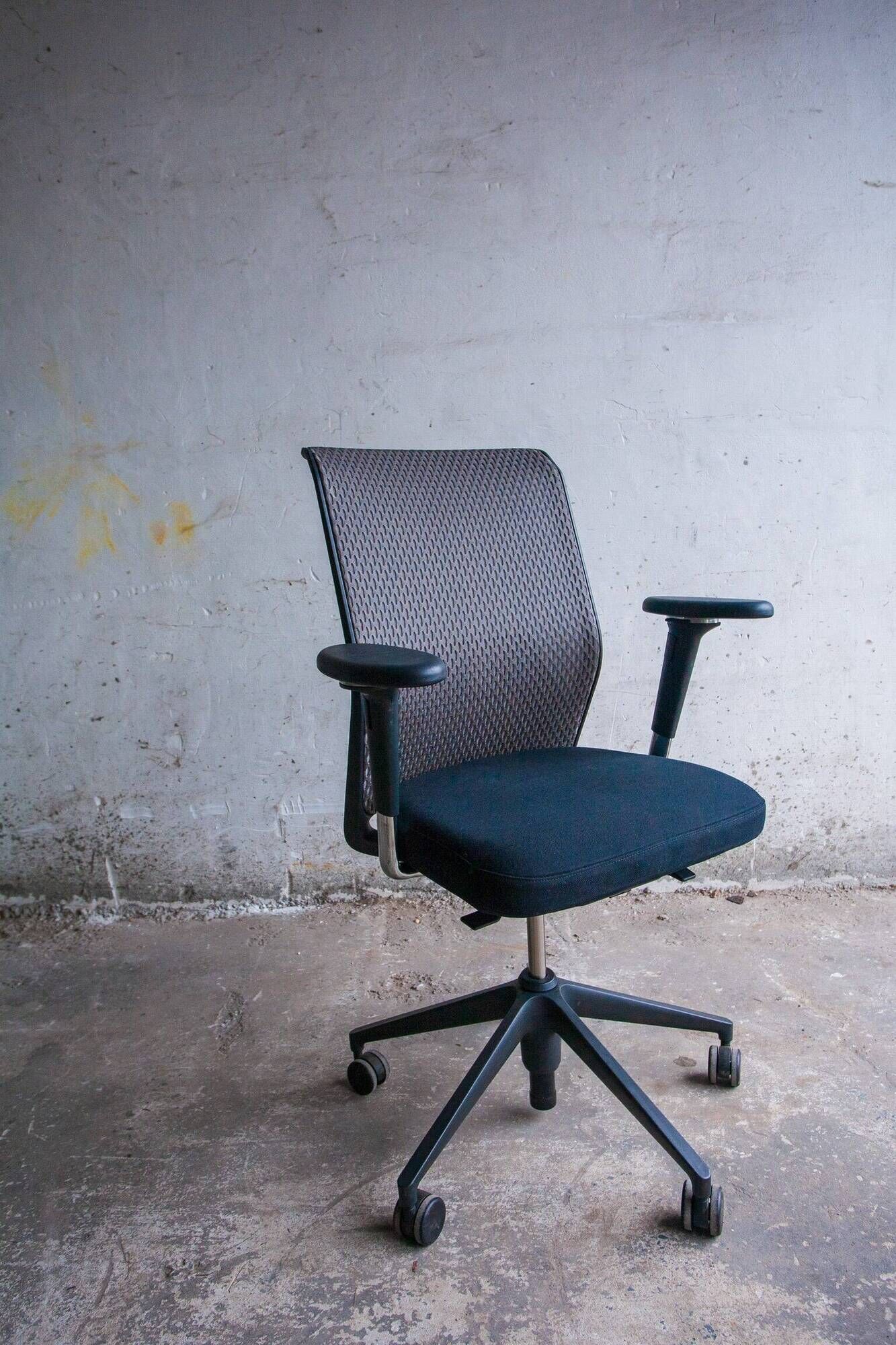 Vitra ID Trim office chair by Antonio Citterio