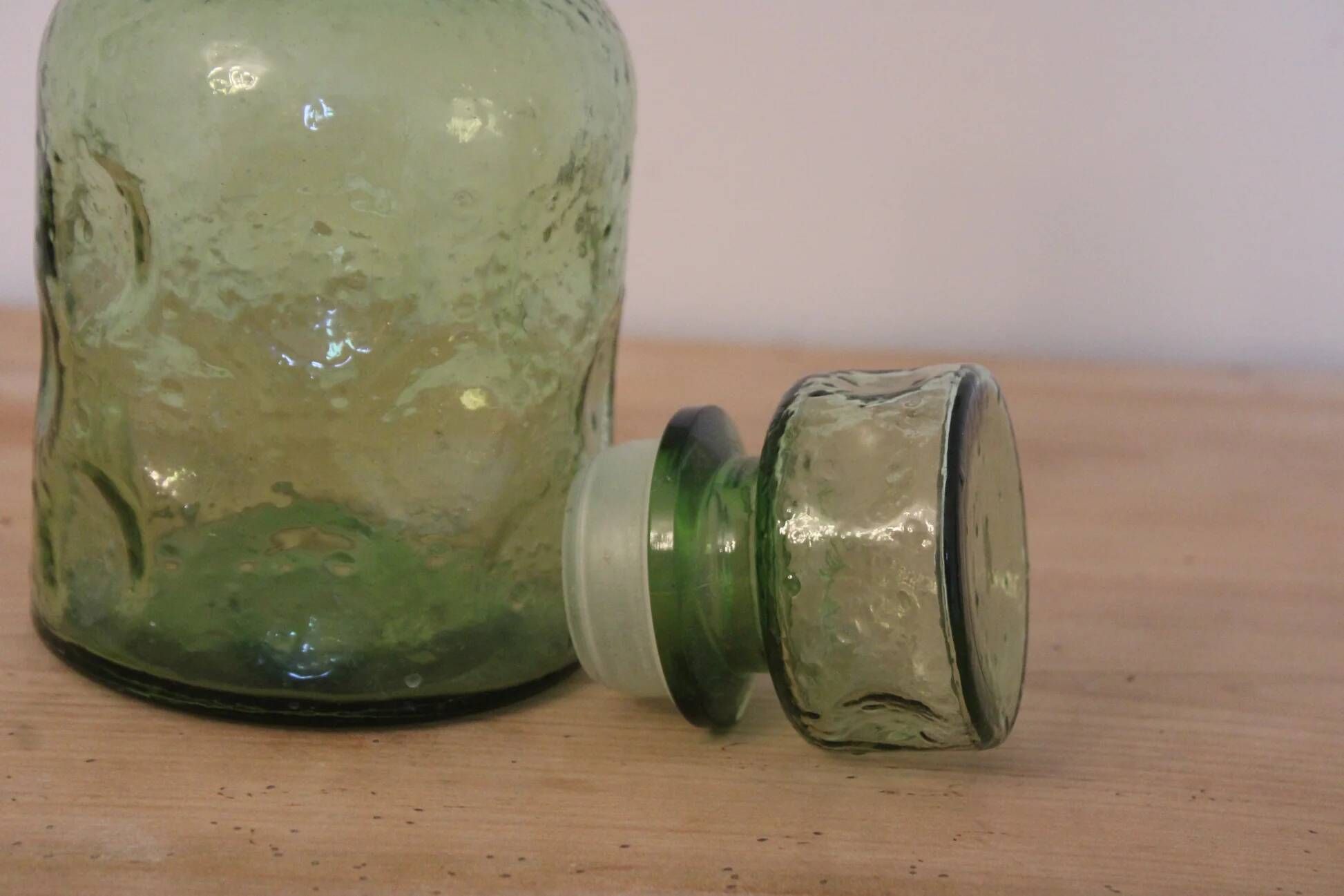 Carafe vintage en verre vert texturé avec bouchon assorti – H25 cm