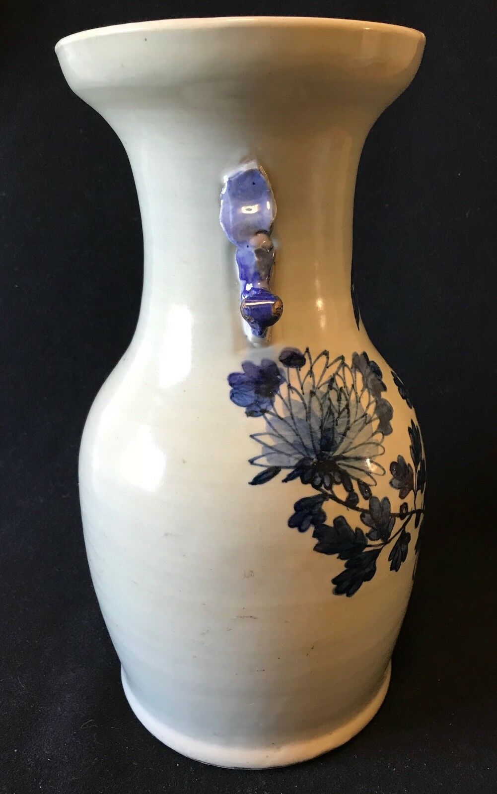 Vase balustre en porcelaine blanc bleu sous couverte céladon XIXe