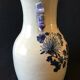 Vase balustre en porcelaine blanc bleu sous couverte céladon XIXe
