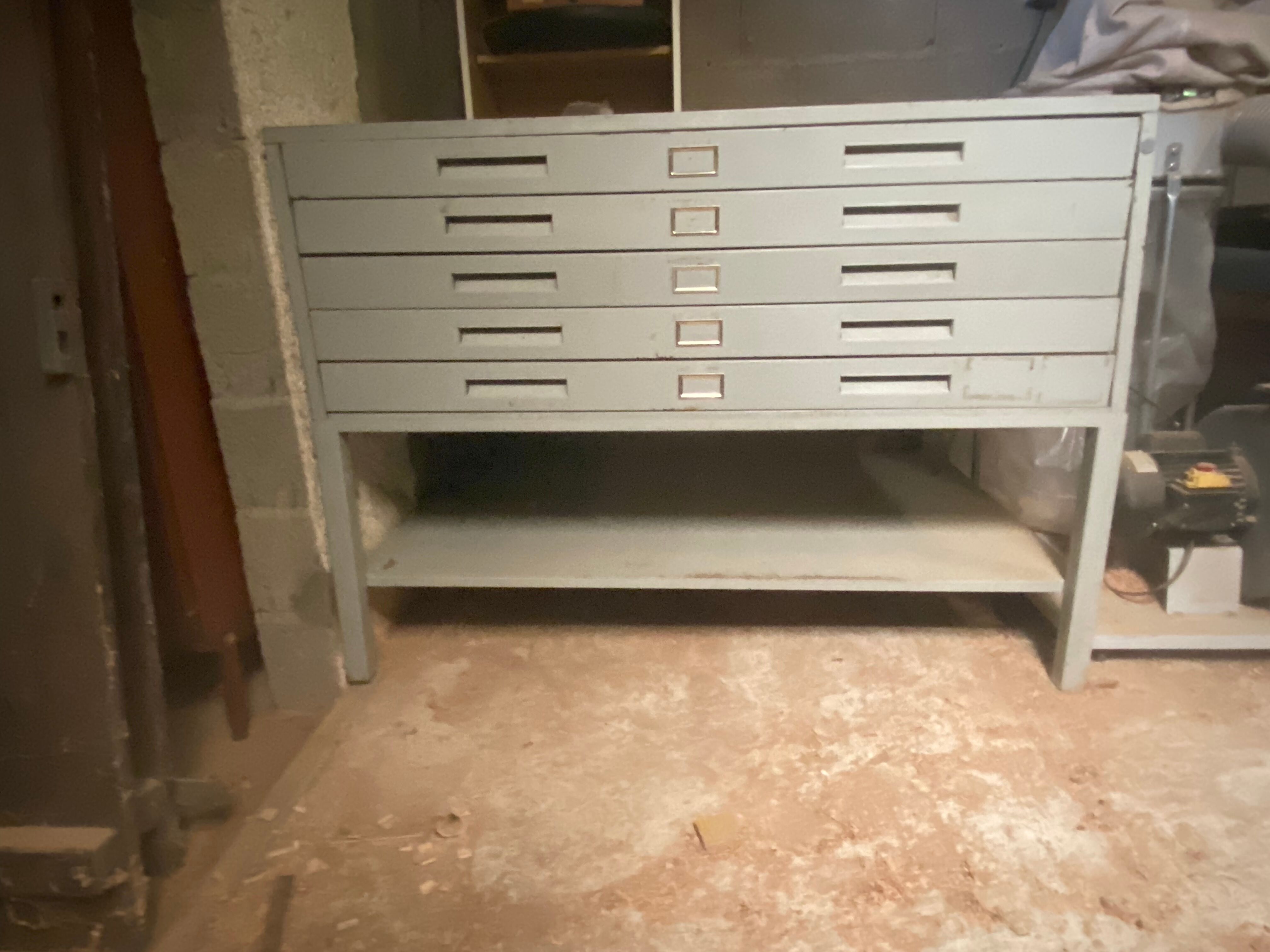 Loom furniture with drawers with metal planes