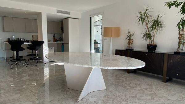 Table elliptique en marbre de Carrare et Corian attribuée à Xavier Lust