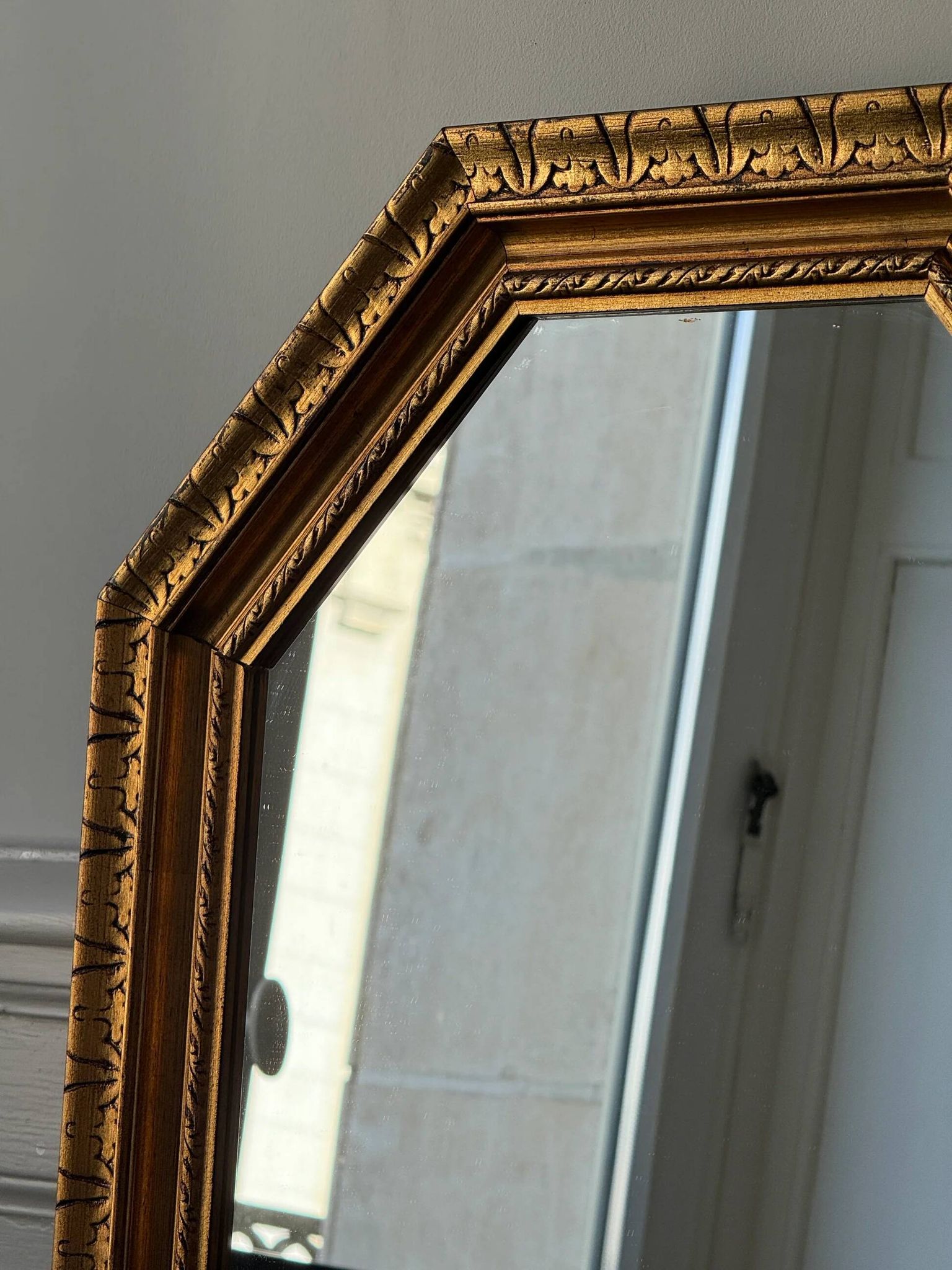 Miroir octogonal doré aux reflets cuivré