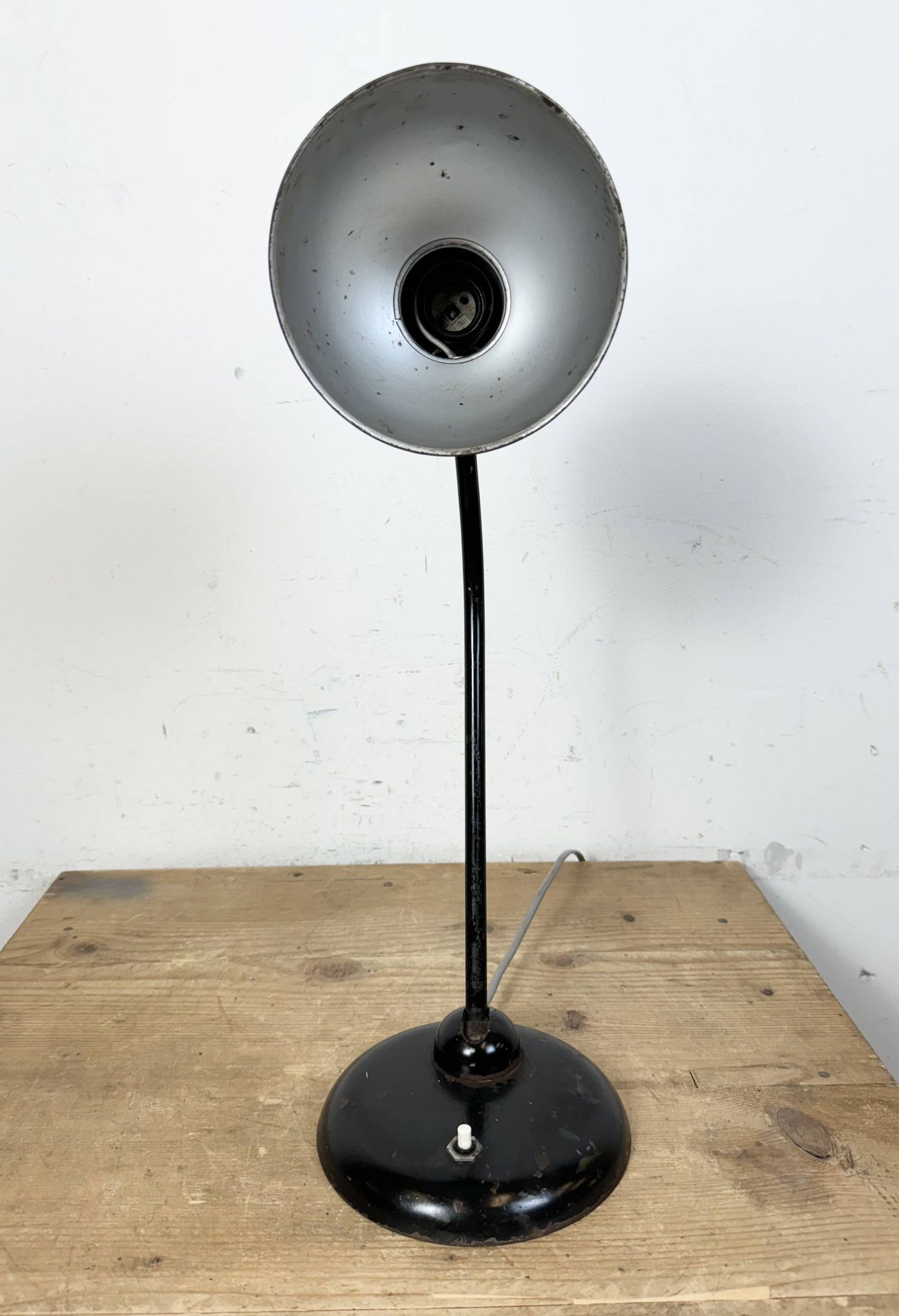 Lampe de table industrielle Bauhaus noire, années 1930
