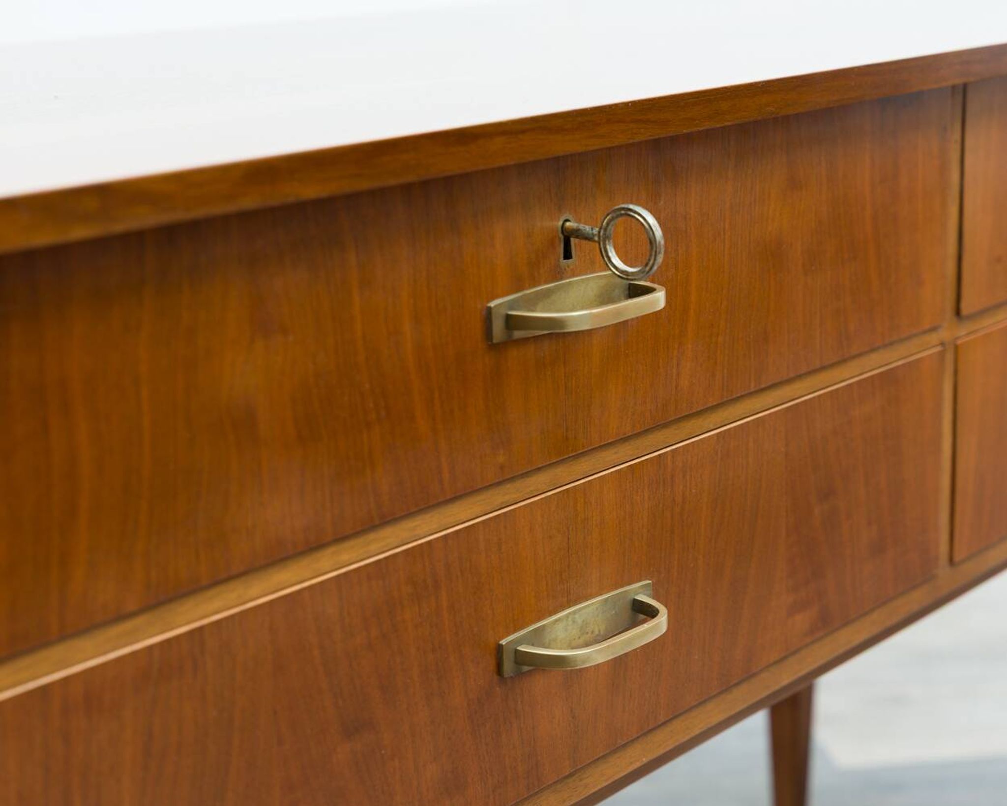 Enfilade/commode des années 1950 en noyer. Excellent état d'origine.