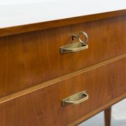 Enfilade/commode des années 1950 en noyer. Excellent état d'origine.