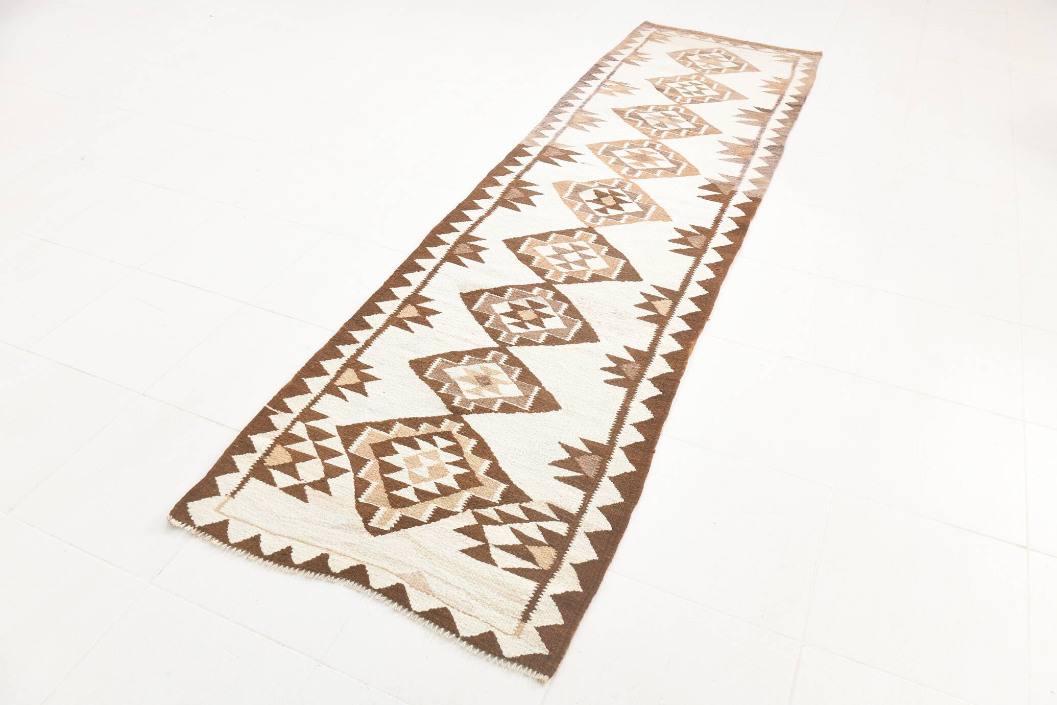 Tapis kilim ancien en laine – style bohème, motifs ethniques sur fond clair