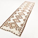 Tapis kilim ancien en laine – style bohème, motifs ethniques sur fond clair