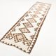 Tapis kilim ancien en laine – style bohème, motifs ethniques sur fond clair