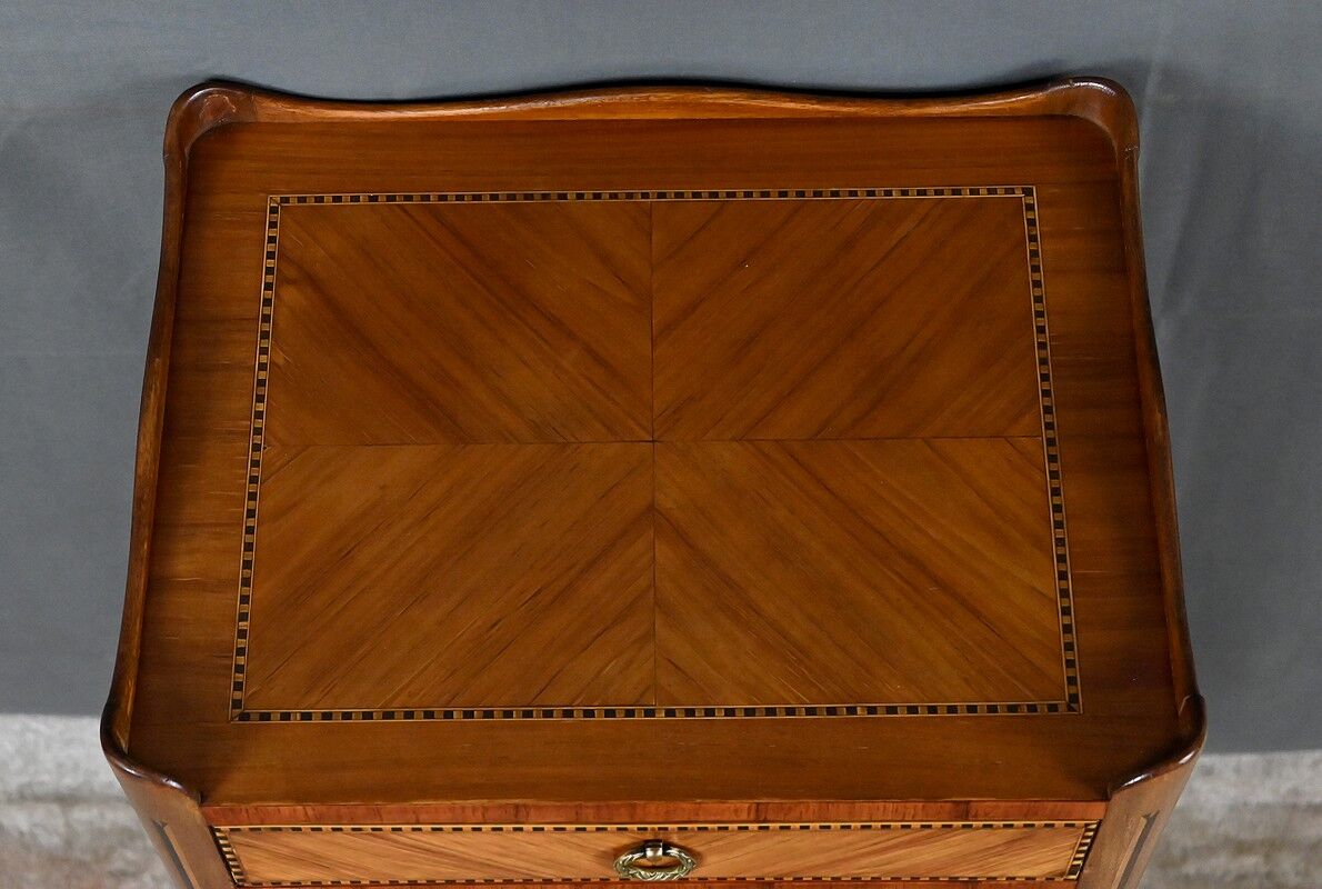Living room table in marquetry, transitional style between Louis XV and Louis XVI – mid-20th century.