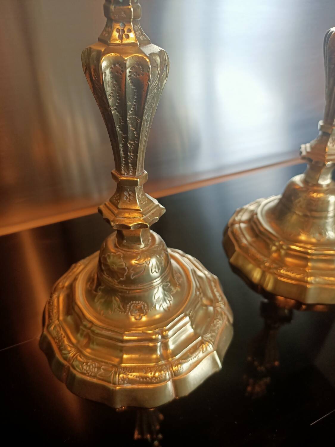 Bougeoirs ciselés anciens