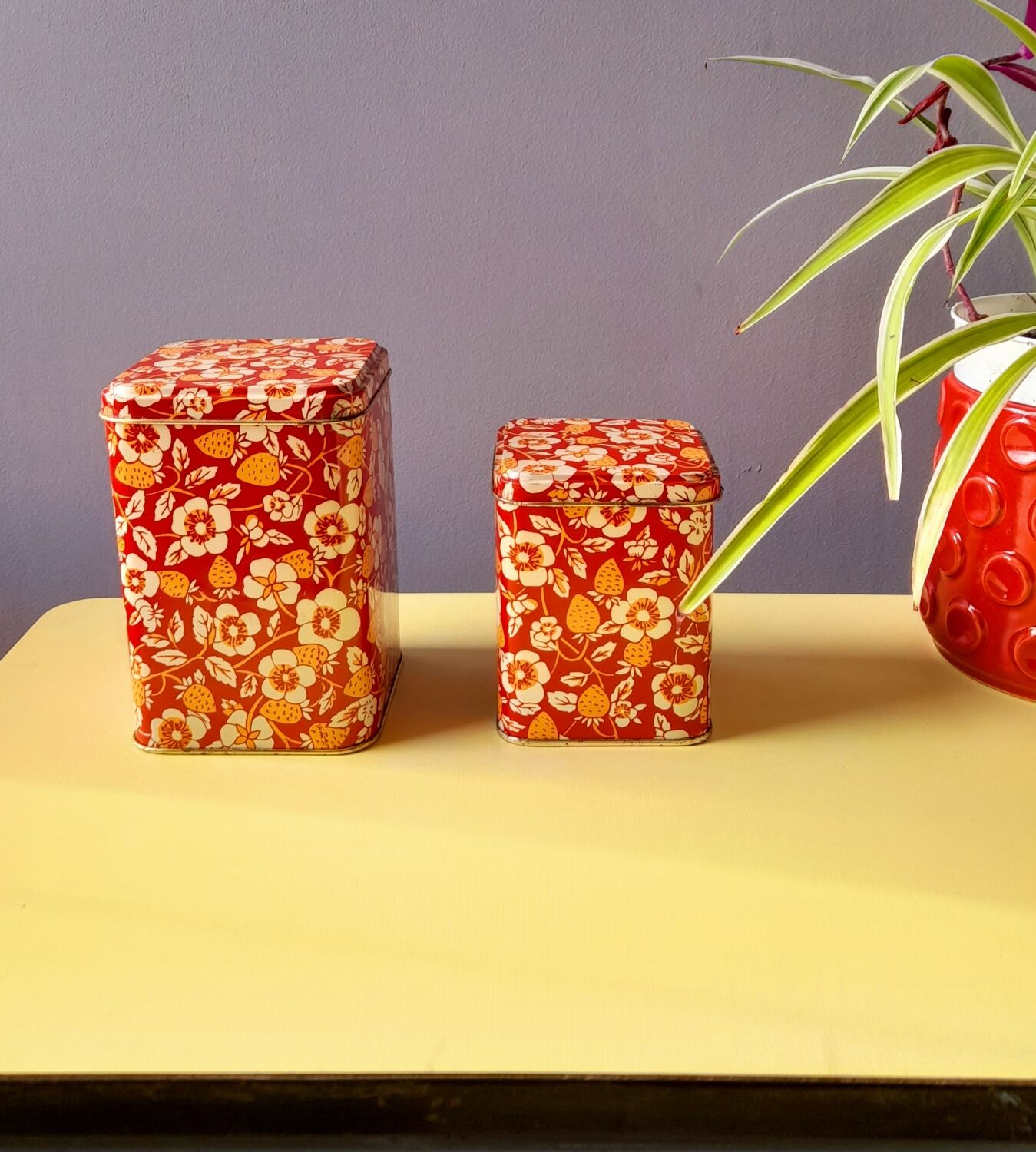 Strawberry nesting boxes 60s