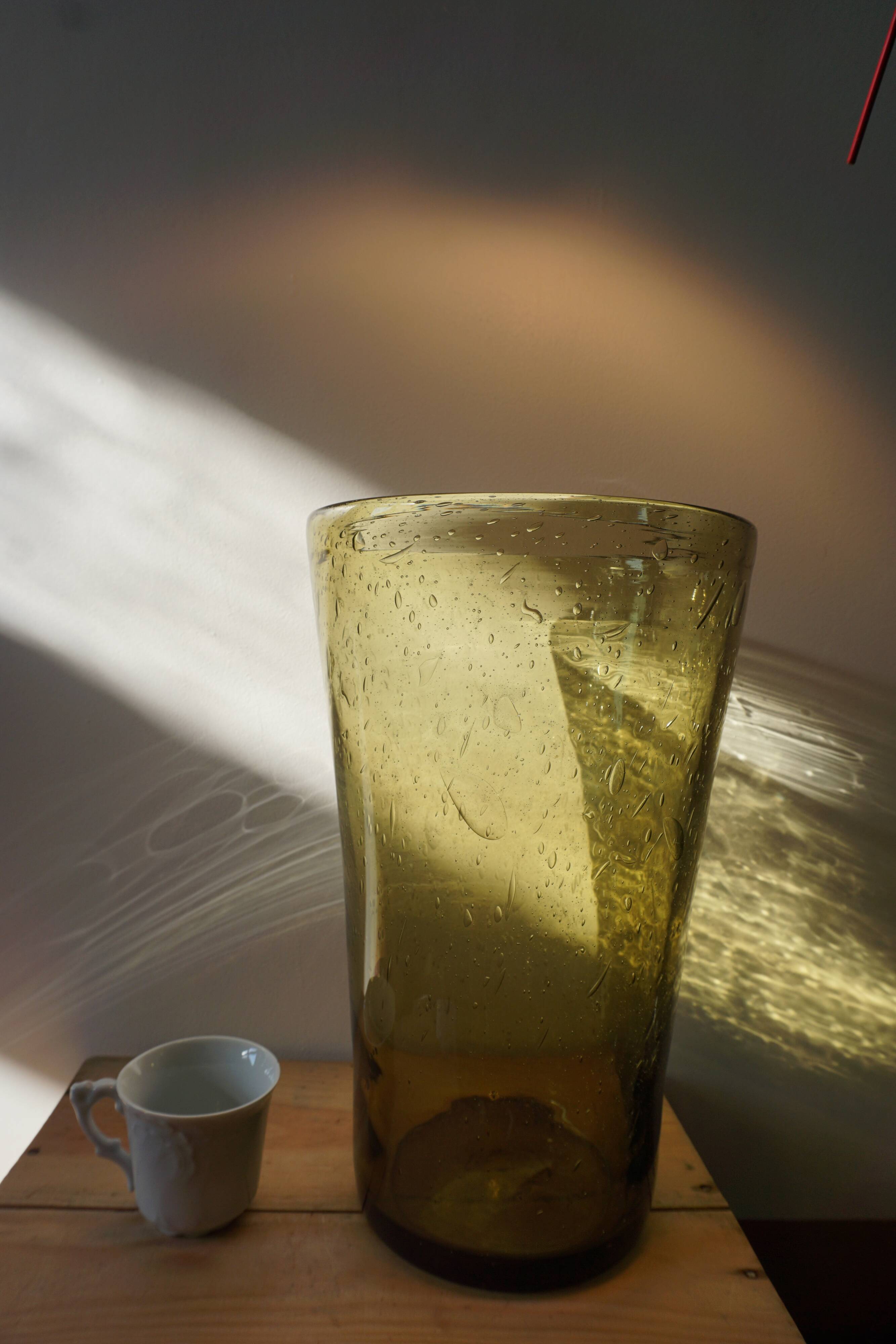 Grand vase en verre soufflé et bullé
