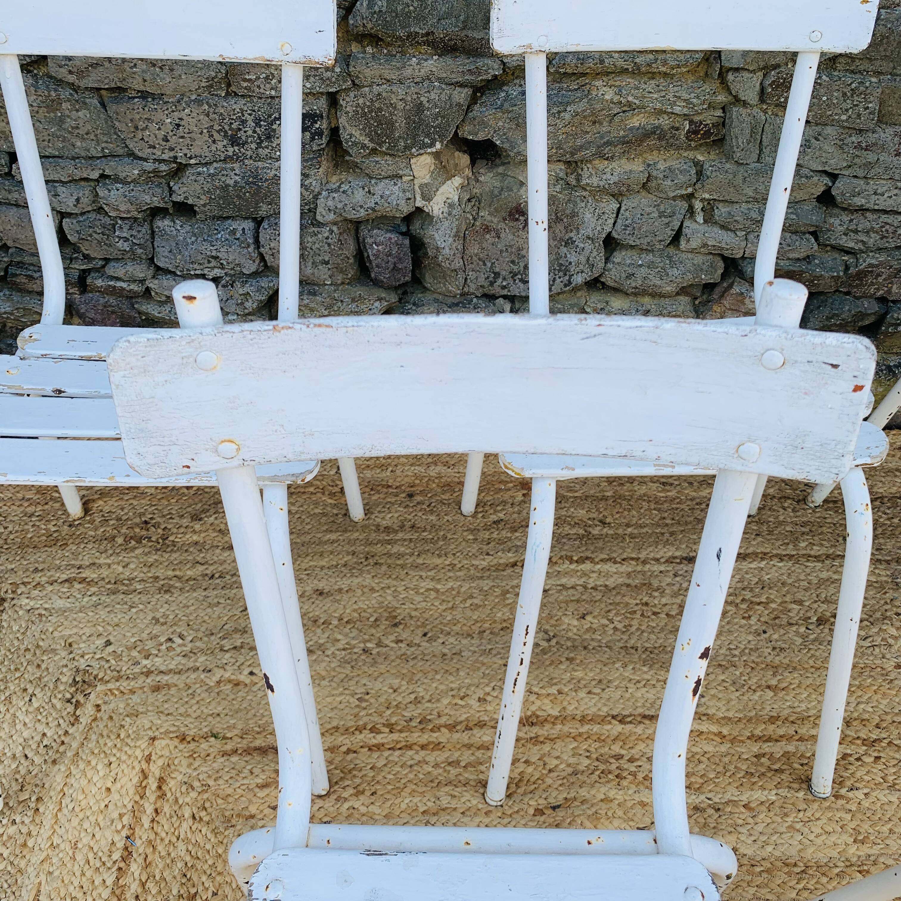 Set of 5 white wooden chairs