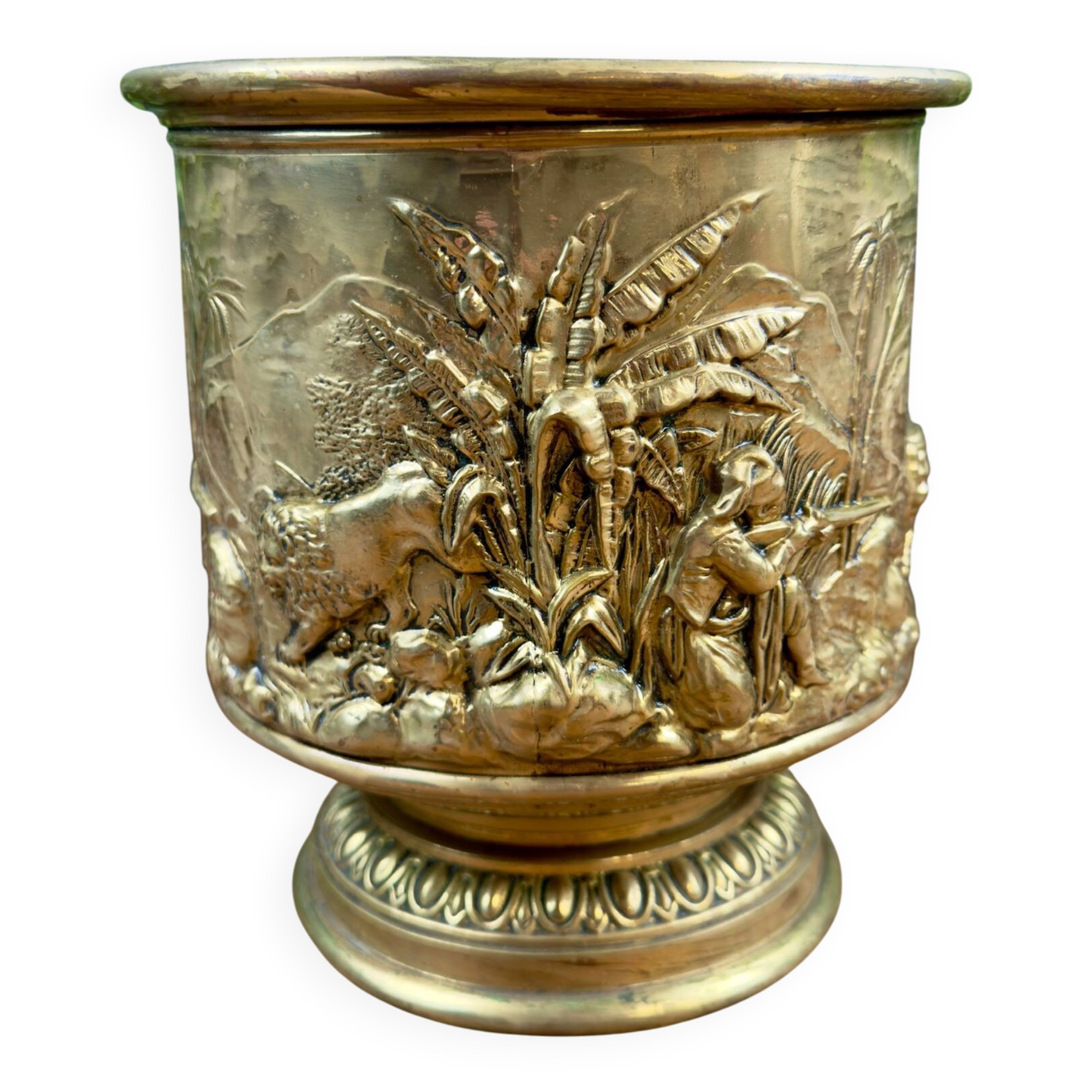 Cache-pot en laiton décor repoussé – XIXe-début XXe