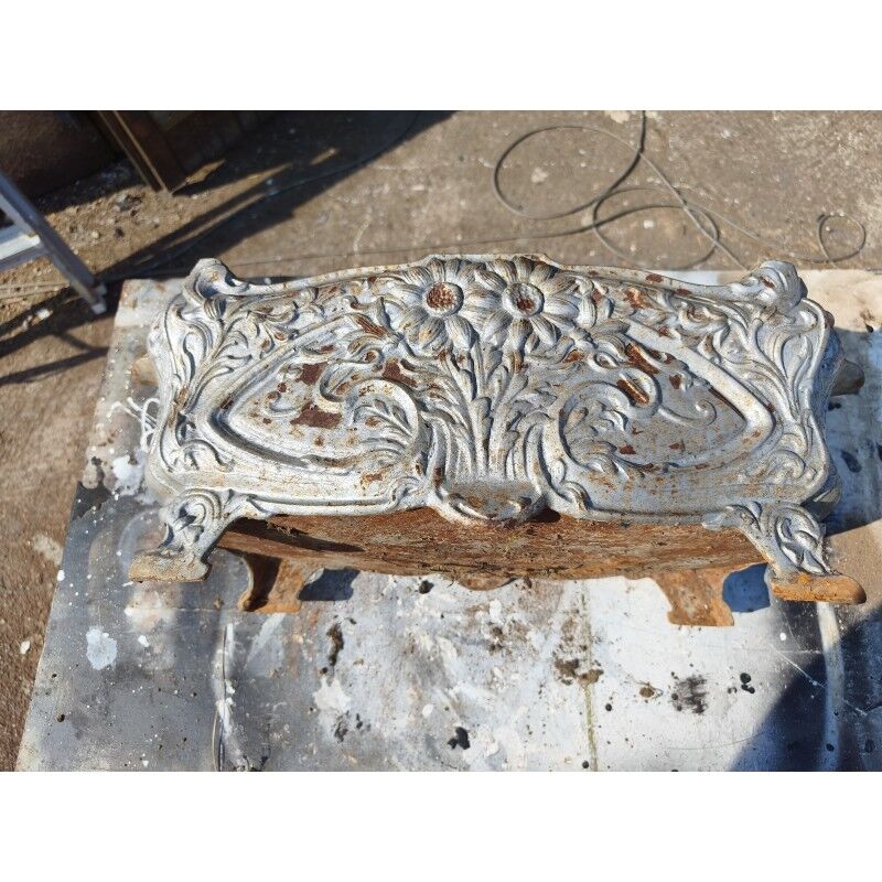 Cast iron planter from 1900 by the Charleville Mézières establishments.