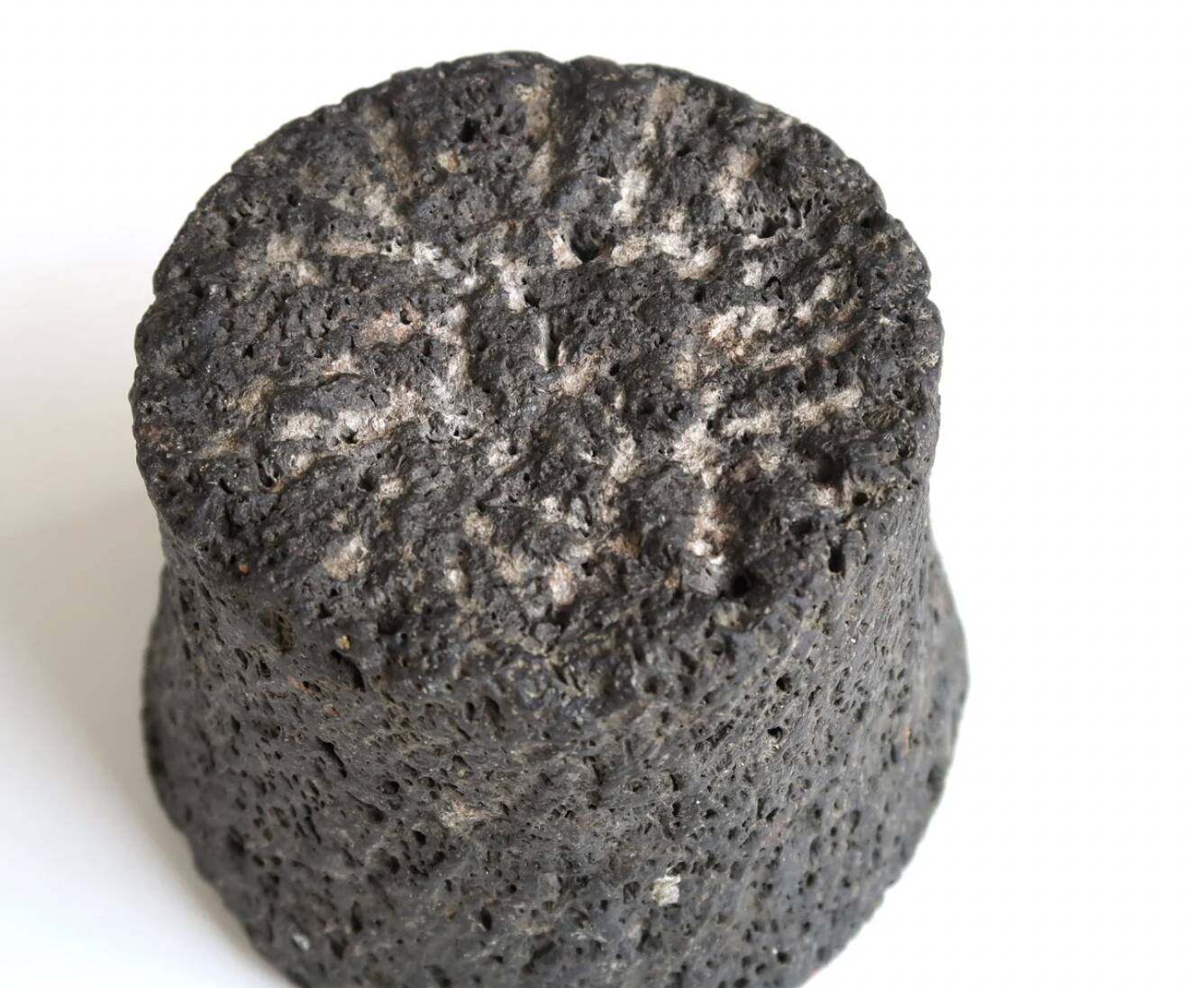 Cendrier wabi sabi en pierre noire, années 70