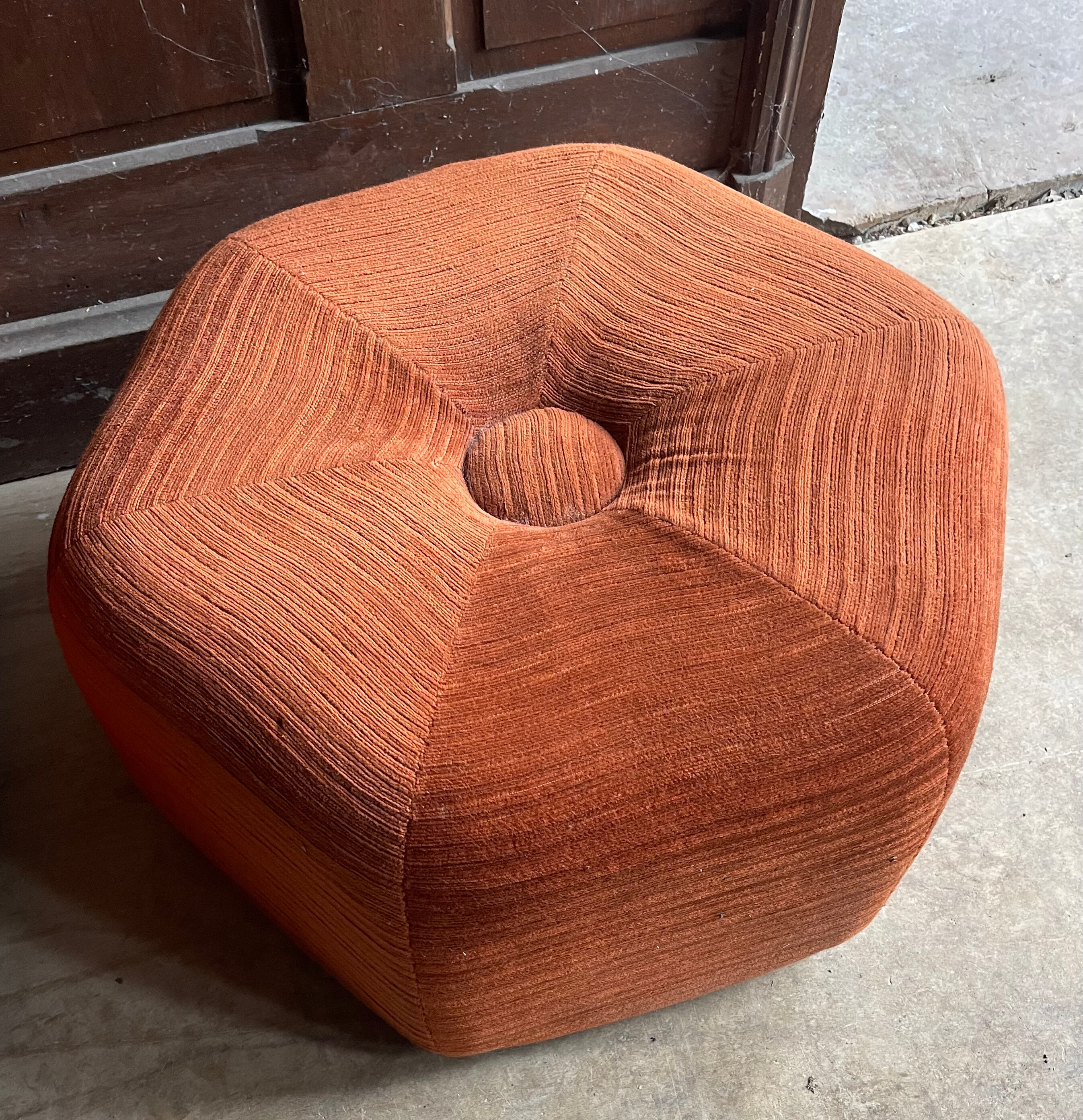 4 poufs