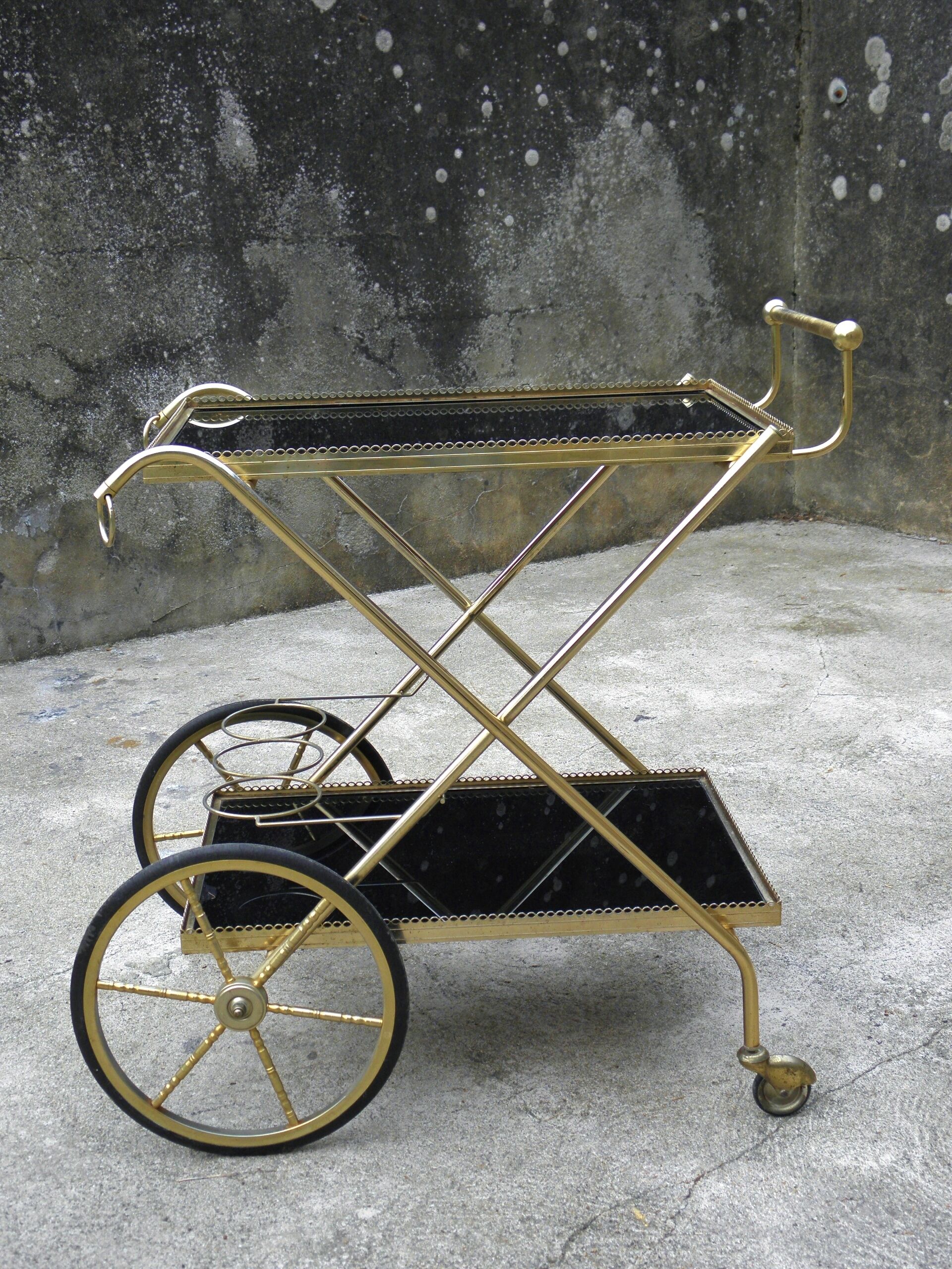 Rolling dessert in gold metal