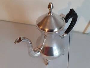 Metal teapot / Bakelite handle