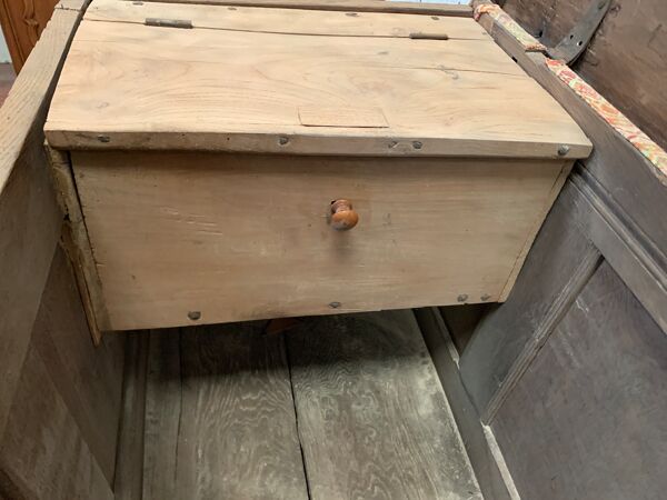 Coffre en chêne et marqueterie de bois clair XVIII siècle