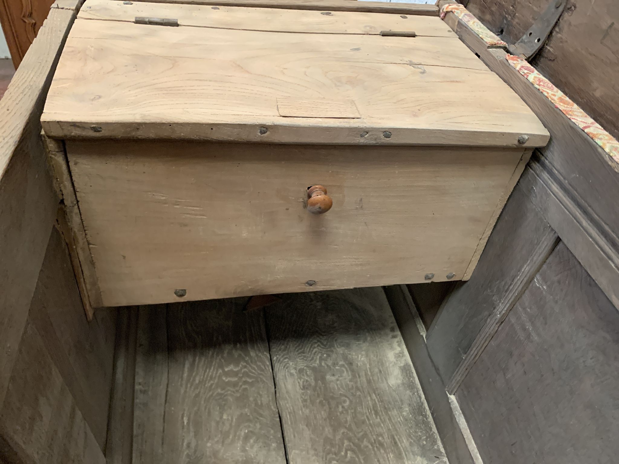 Chest in oak and marquetry of light wood XVIII century