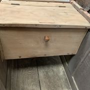 Chest in oak and marquetry of light wood XVIII century