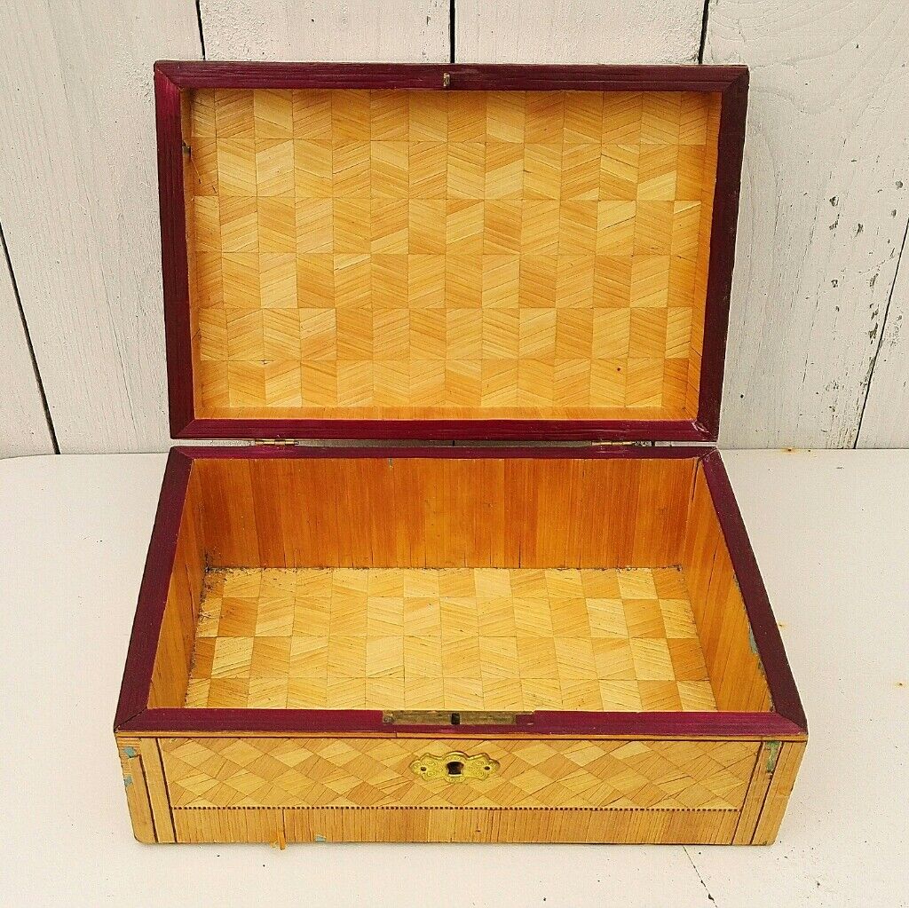 Straw marquetry box souvenir of vintage Biarritz